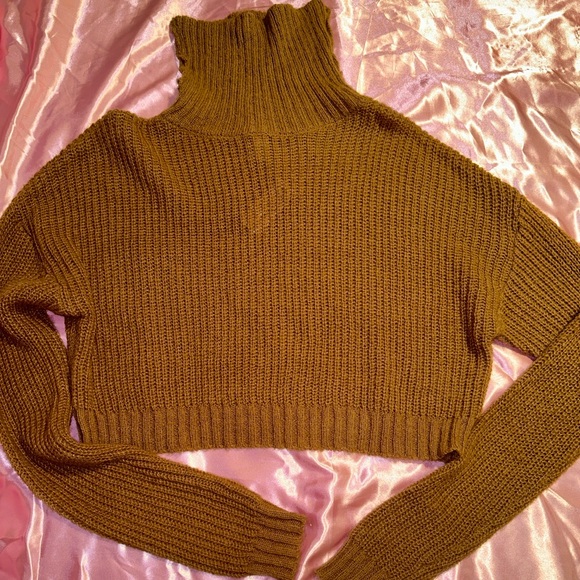 Tilly’s cropped turtle neck sweater - Picture 2 of 3